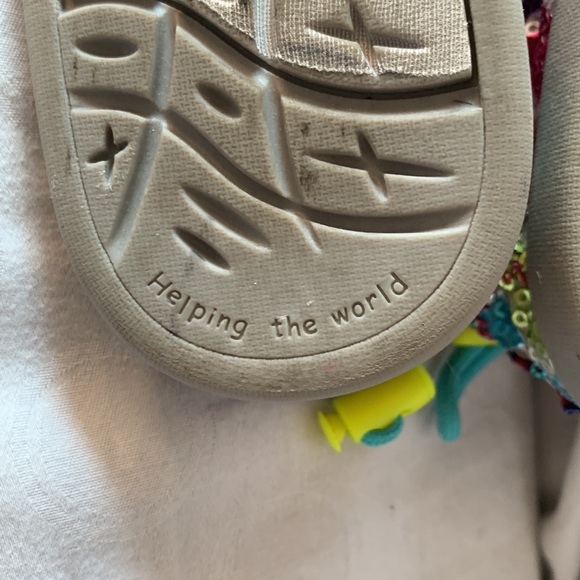 Lil Bobs from Sketchers Girls Size 4.5 Sequins Rainbow Colored Slip-On Shoes - Picture 6 of 6